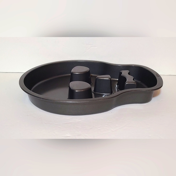 Wilton Skull Cake Pan Non Stick 9.5" x 12" Halloween Skeleton - Picture 4 of 4